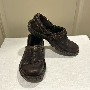 Born Leather slip in clogs closed backs adjustable sides Size 6(36.5)brown